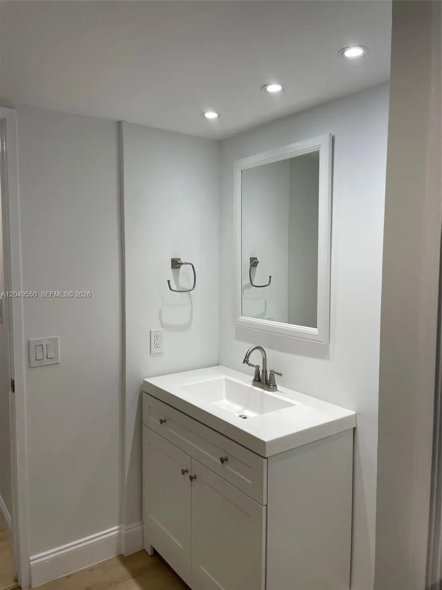 3731 Country Club Dr #323 Aventura, FL 33180
