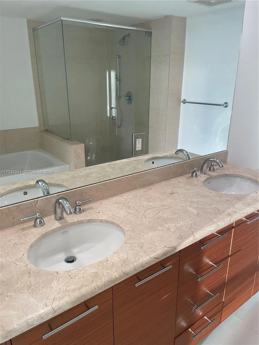 50 Biscayne Blvd #5001 Miami, FL 33132