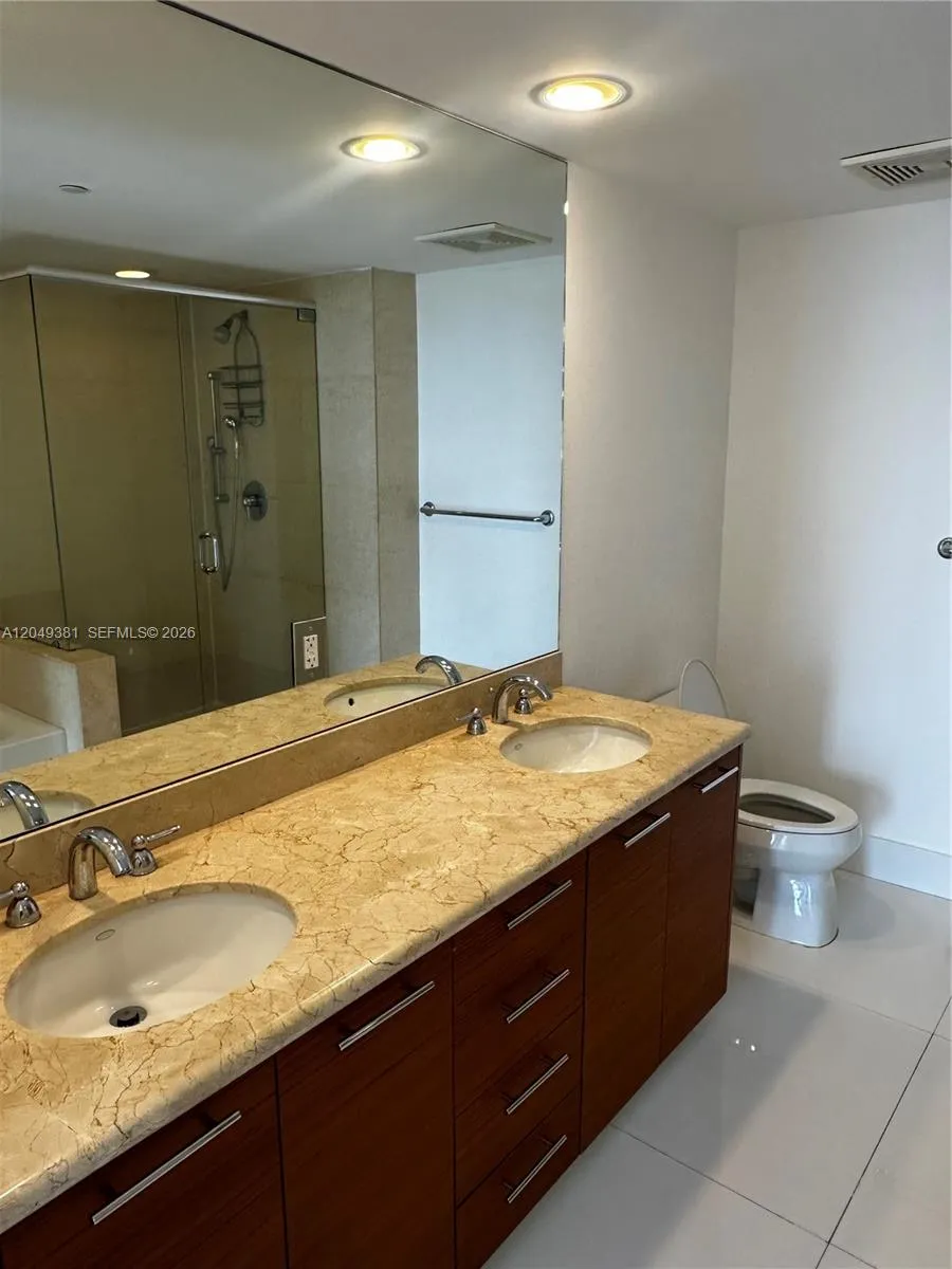 50 Biscayne Blvd #5001 Miami, FL 33132