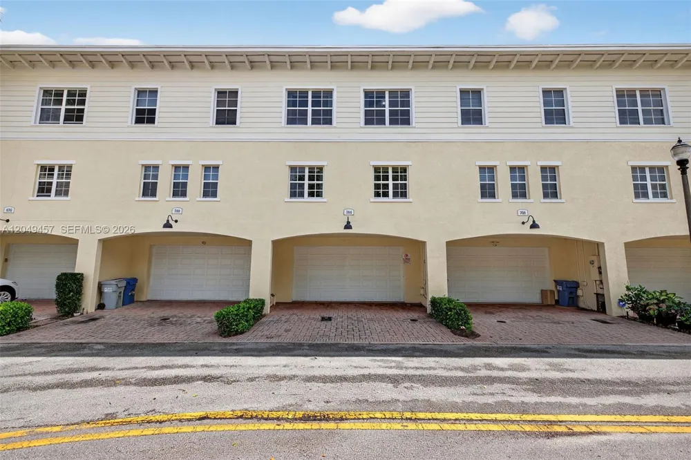 704 SW 1st Ave Pompano Beach, FL 33060