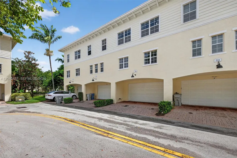 704 SW 1st Ave Pompano Beach, FL 33060