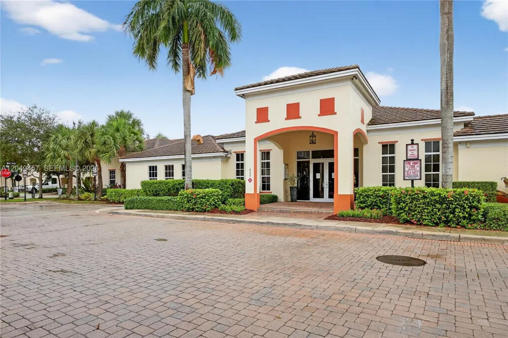 704 SW 1st Ave Pompano Beach, FL 33060