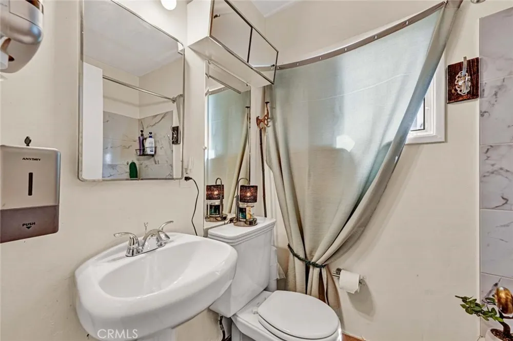 4432 Iroquois Lakewood, CA 90713