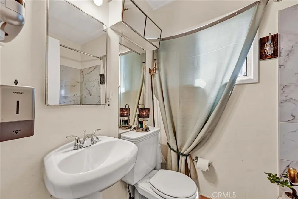 4432 Iroquois Lakewood, CA 90713