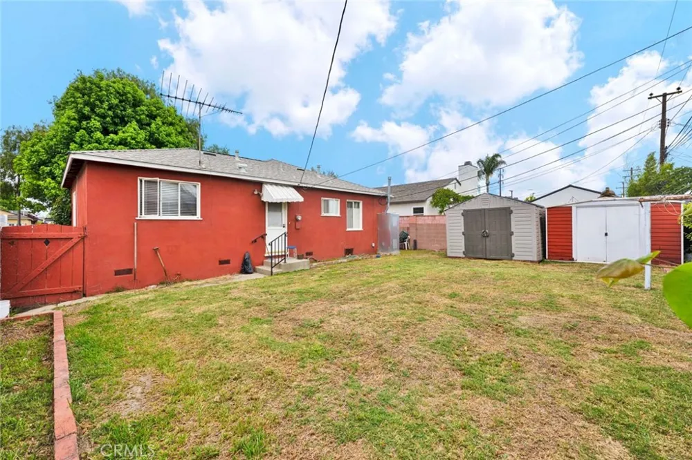 4432 Iroquois Lakewood, CA 90713