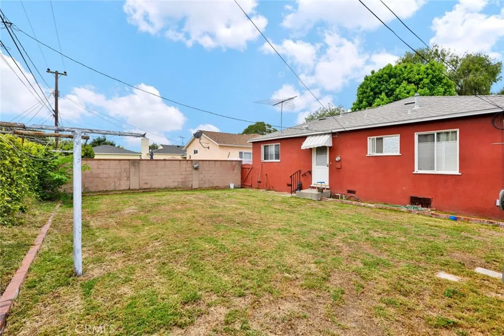 4432 Iroquois Lakewood, CA 90713