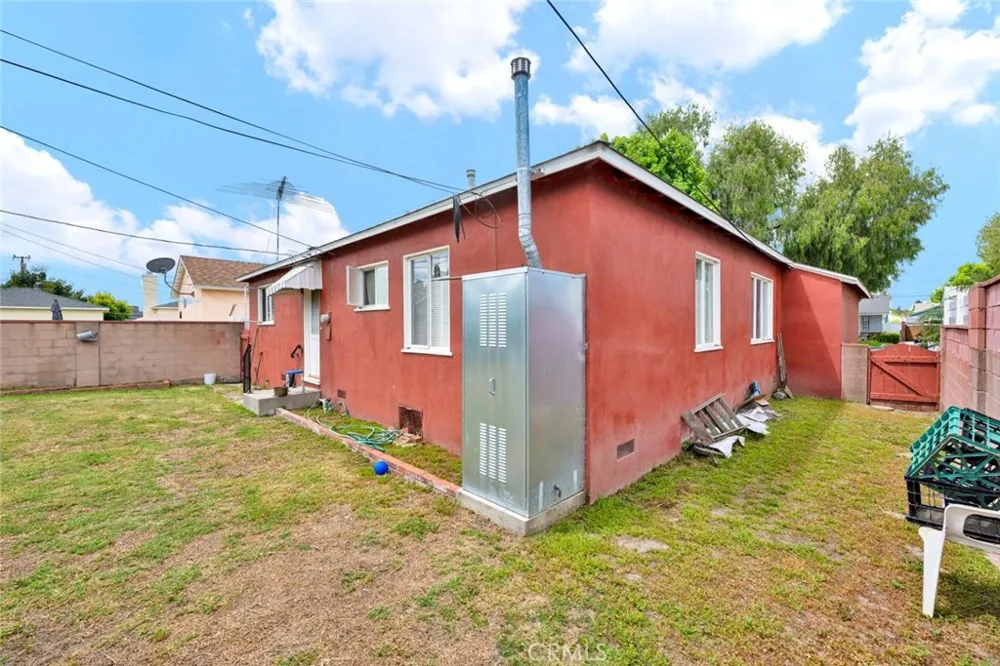4432 Iroquois Lakewood, CA 90713