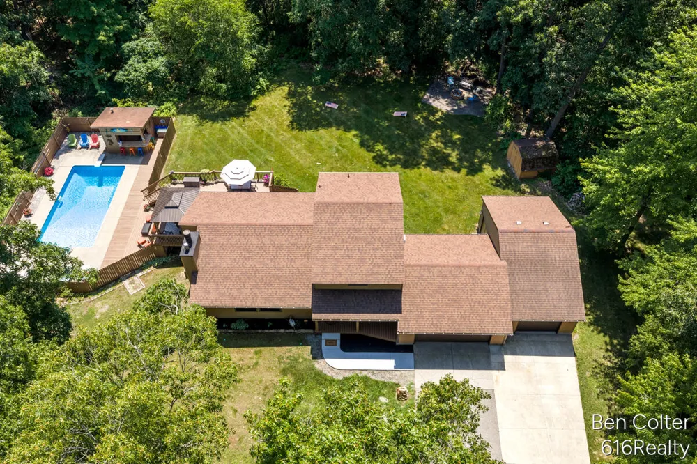 3161 Emberwood Drive SE Lowell, MI 49331