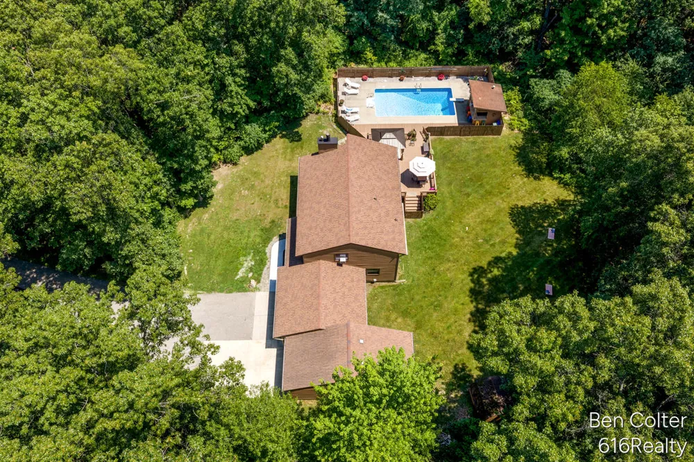 3161 Emberwood Drive SE Lowell, MI 49331