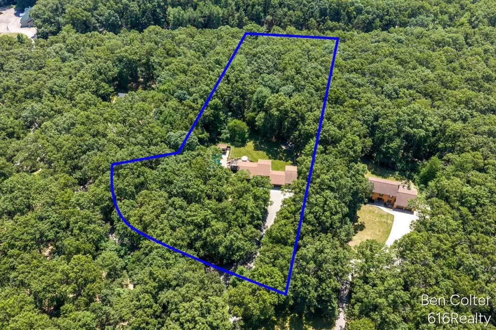 3161 Emberwood Drive SE Lowell, MI 49331