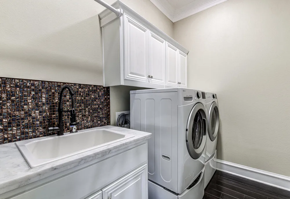 1917 Lakecliff Hills Lane Austin, TX 78732