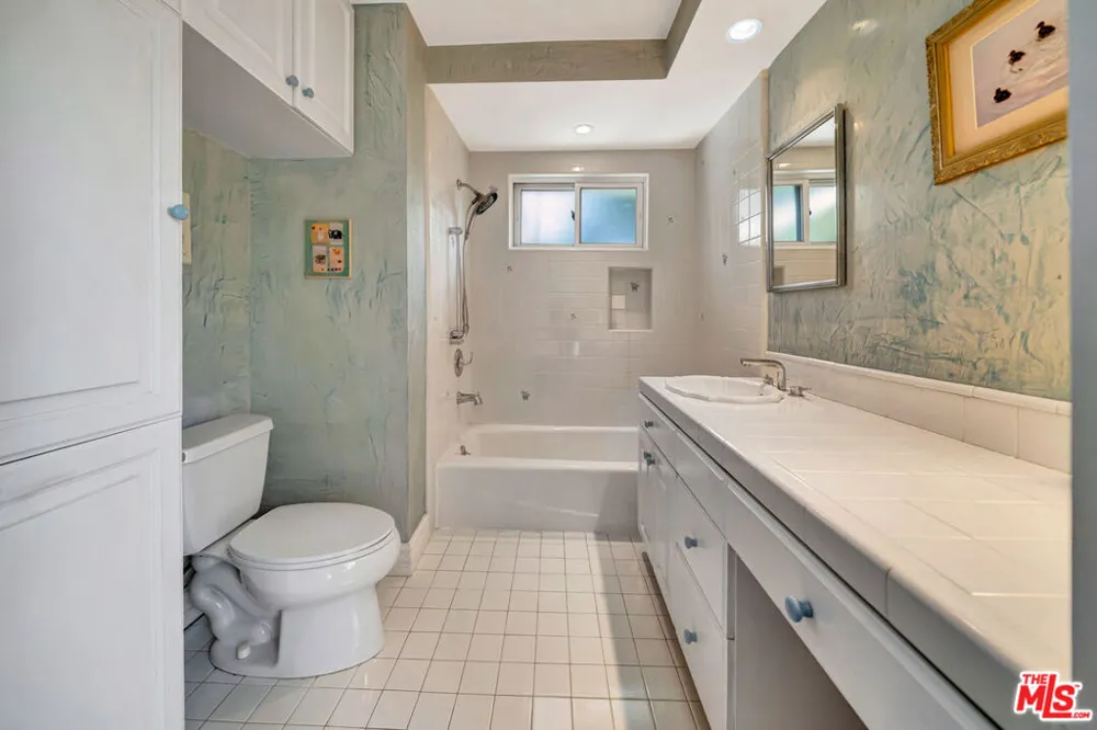 5441 Calvin Avenue Tarzana, CA 91356