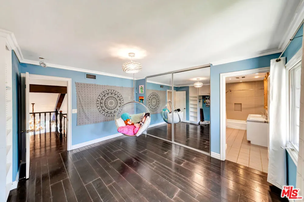 5441 Calvin Avenue Tarzana, CA 91356