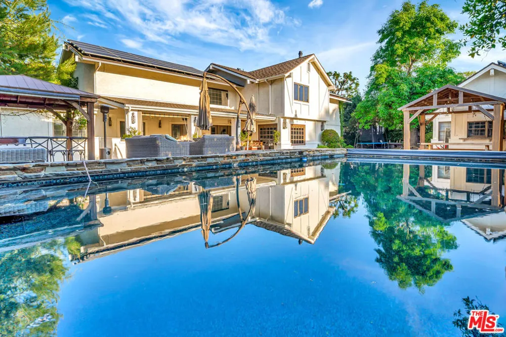 5441 Calvin Avenue Tarzana, CA 91356