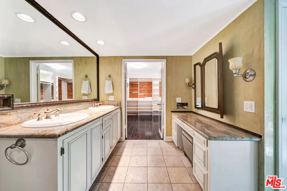 5441 Calvin Avenue Tarzana, CA 91356