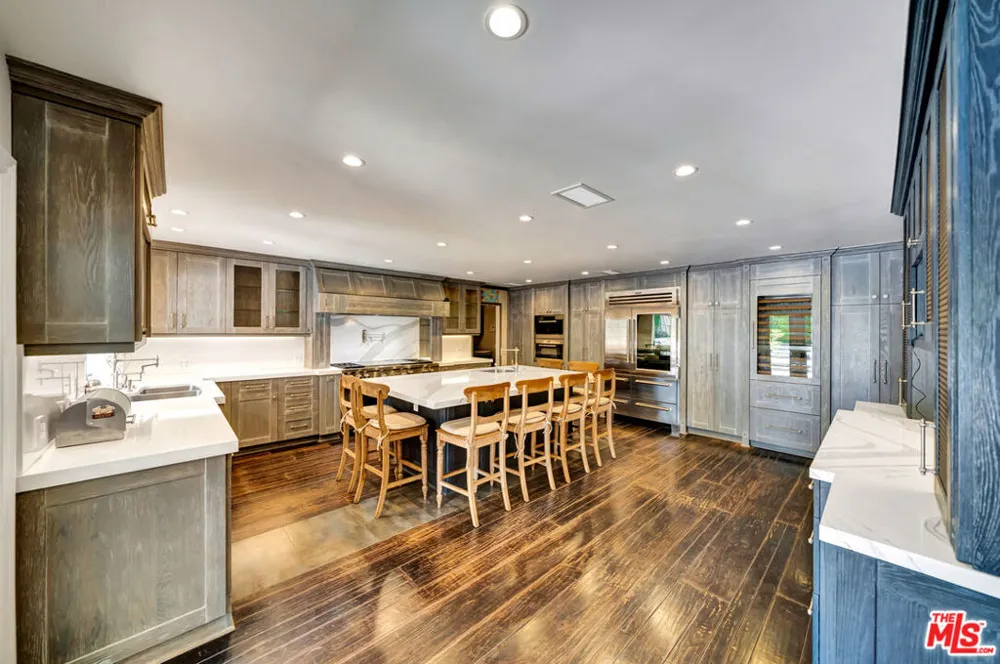5441 Calvin Avenue Tarzana, CA 91356