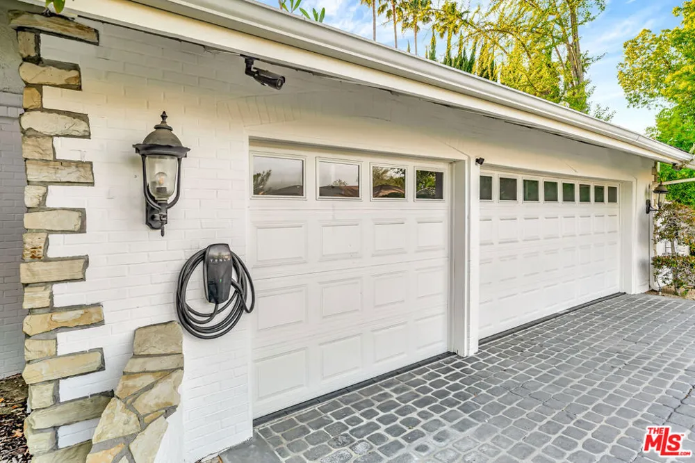 5441 Calvin Avenue Tarzana, CA 91356