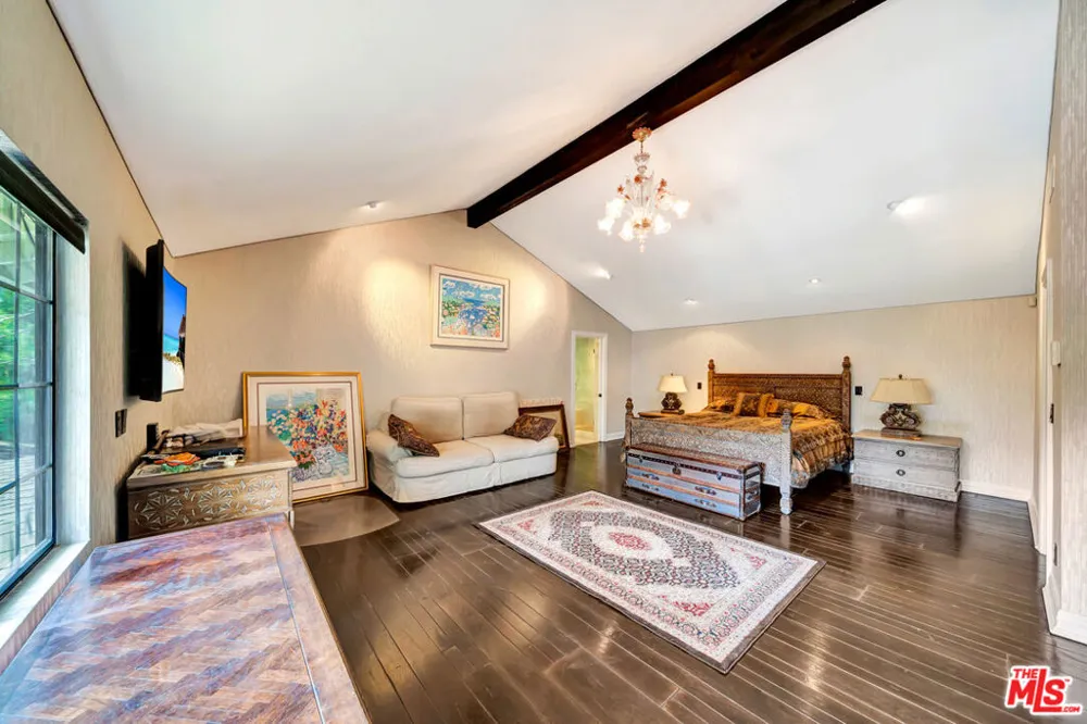 5441 Calvin Avenue Tarzana, CA 91356
