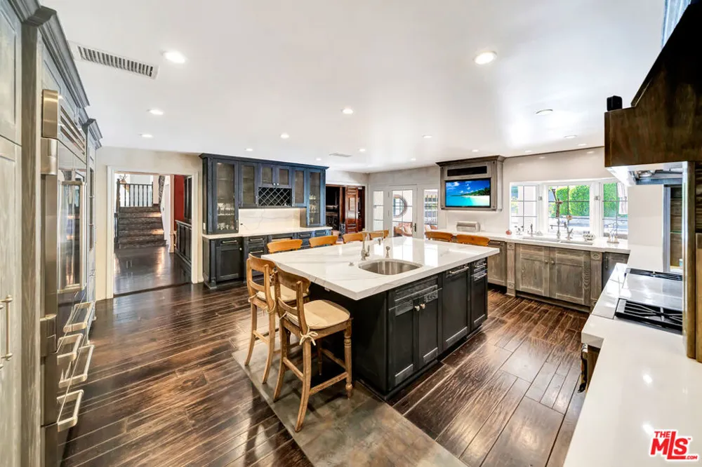 5441 Calvin Avenue Tarzana, CA 91356