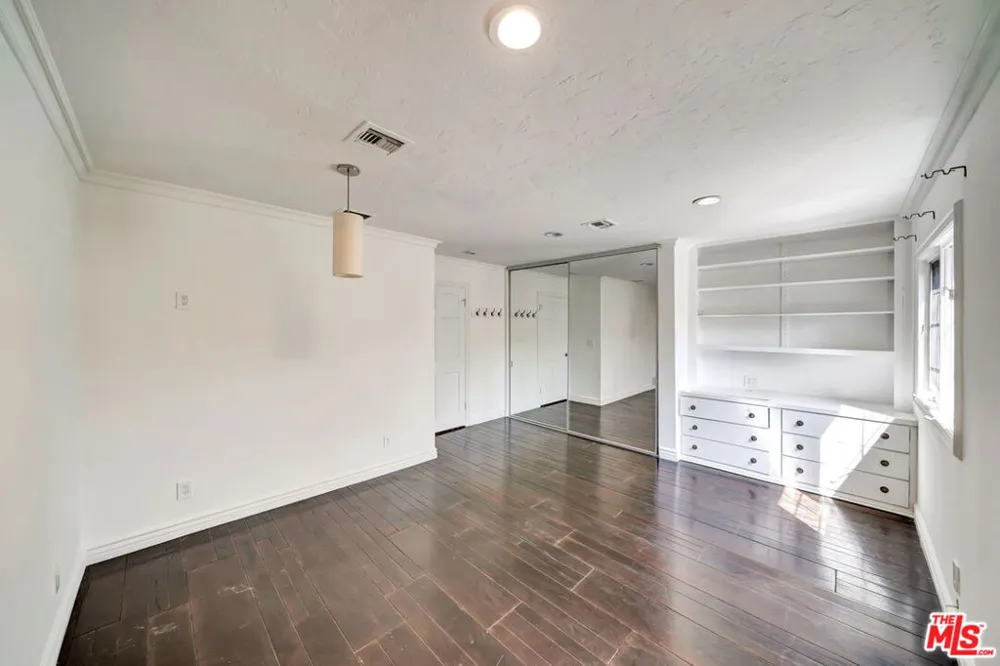 5441 Calvin Avenue Tarzana, CA 91356