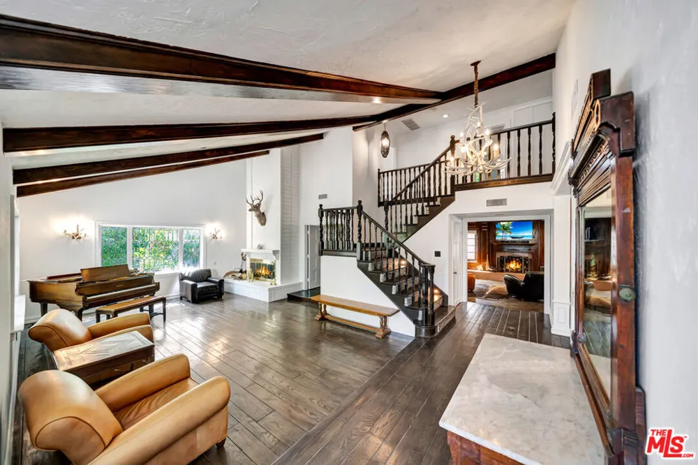 5441 Calvin Avenue Tarzana, CA 91356