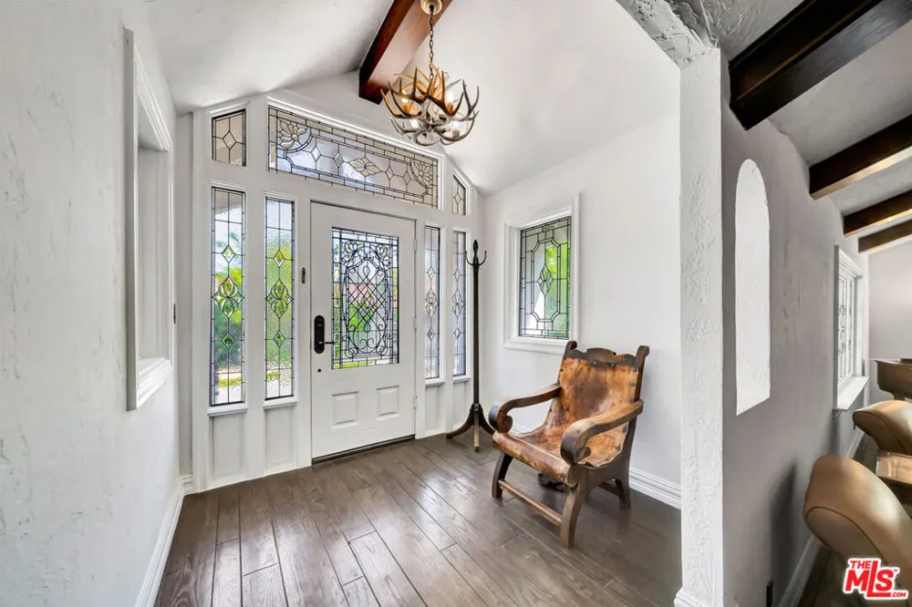 5441 Calvin Avenue Tarzana, CA 91356