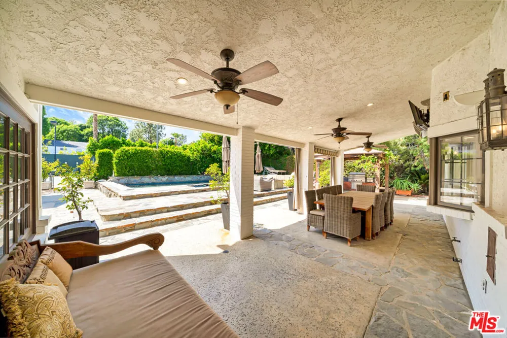 5441 Calvin Avenue Tarzana, CA 91356
