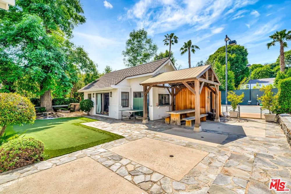 5441 Calvin Avenue Tarzana, CA 91356