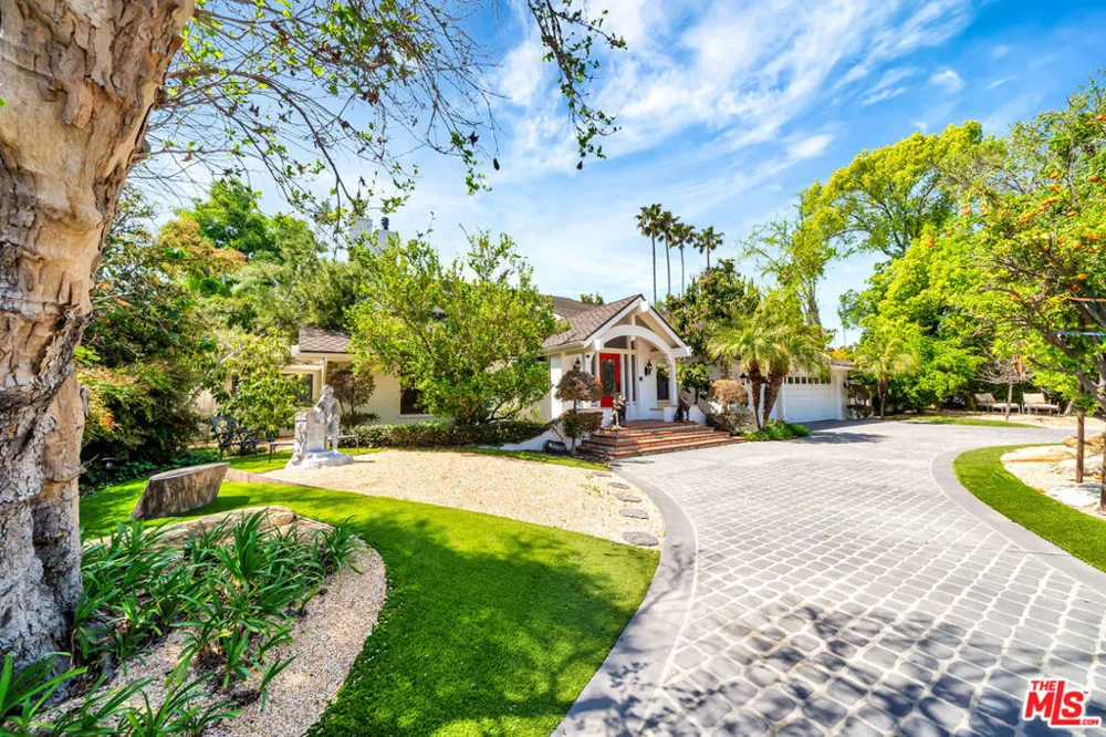 5441 Calvin Avenue Tarzana, CA 91356