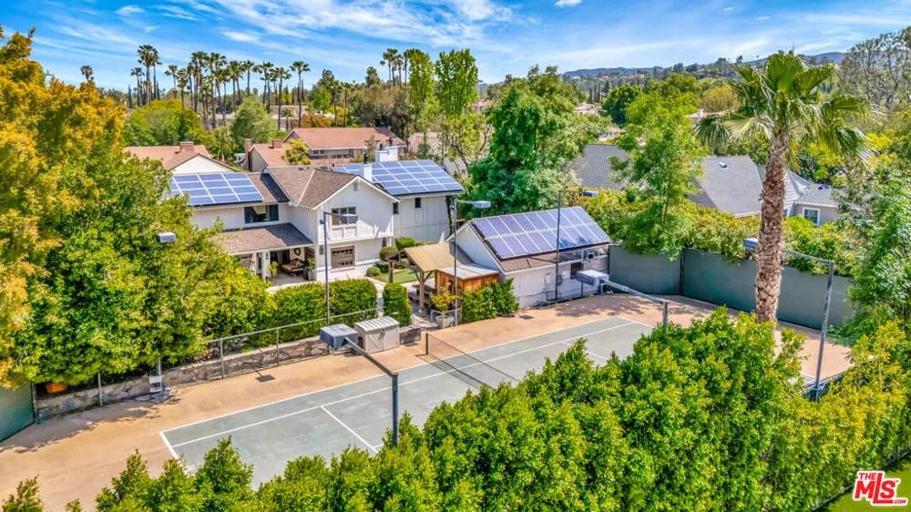 5441 Calvin Avenue Tarzana, CA 91356