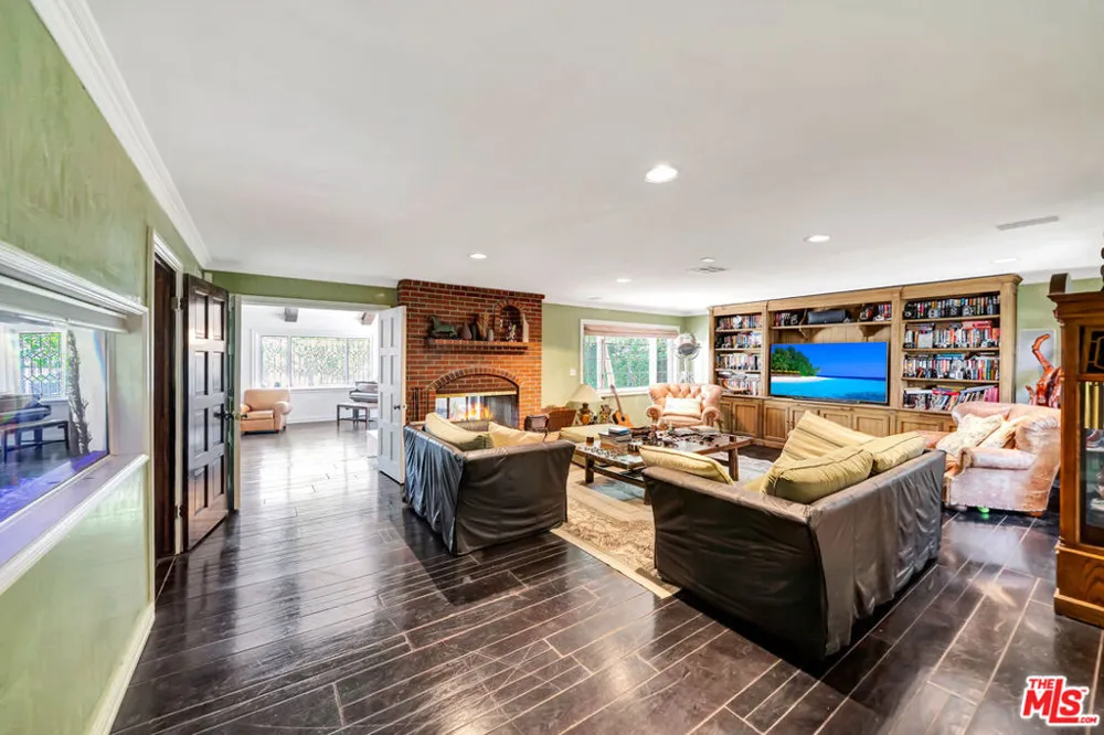 5441 Calvin Avenue Tarzana, CA 91356