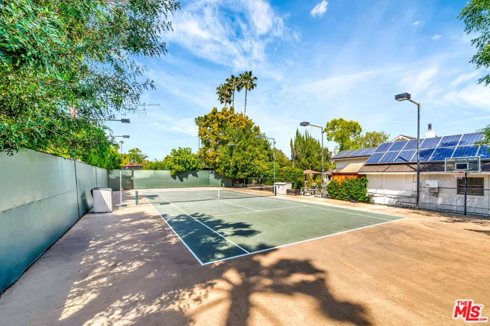 5441 Calvin Avenue Tarzana, CA 91356