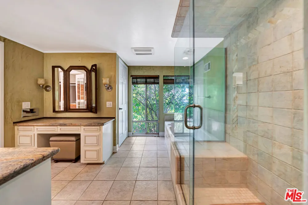 5441 Calvin Avenue Tarzana, CA 91356