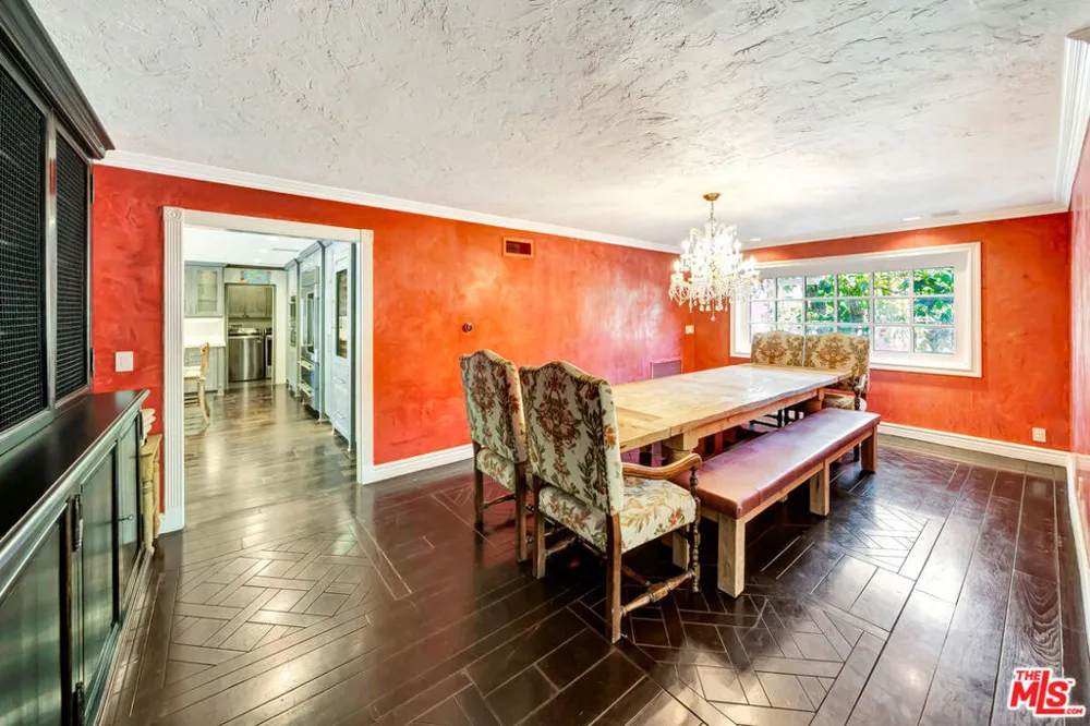 5441 Calvin Avenue Tarzana, CA 91356
