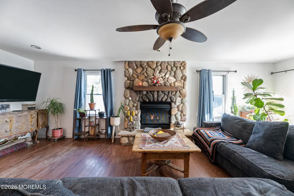 12 Thompson Avenue Leonardo, NJ 07737