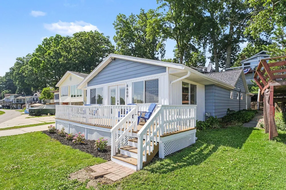 6600 Shoreline Court Saranac, MI 48881