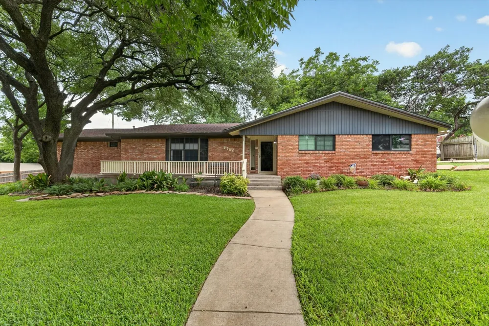 9700 Brookwood Circle Woodway, TX 76712