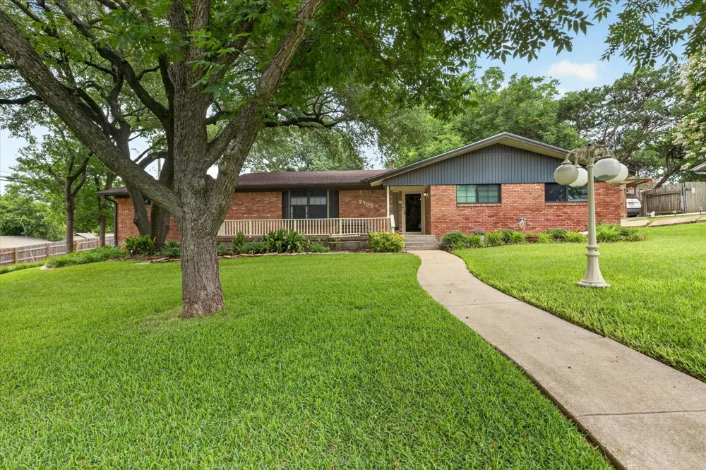 9700 Brookwood Circle Woodway, TX 76712