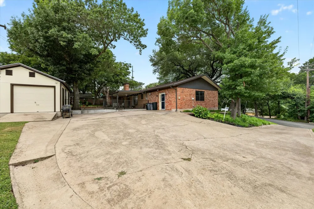 9700 Brookwood Circle Woodway, TX 76712