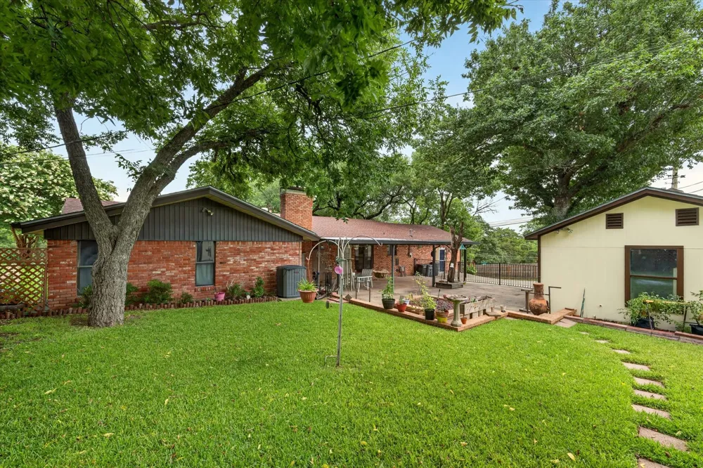 9700 Brookwood Circle Woodway, TX 76712