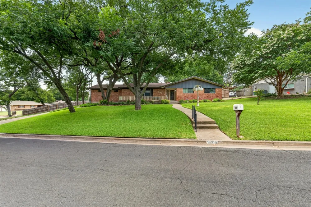 9700 Brookwood Circle Woodway, TX 76712