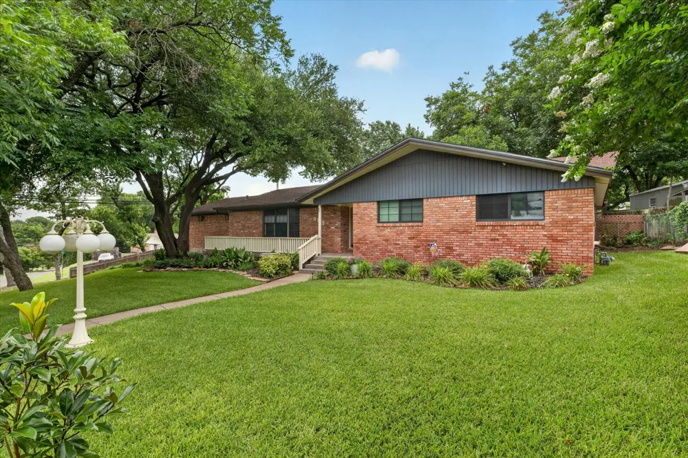 9700 Brookwood Circle Woodway, TX 76712