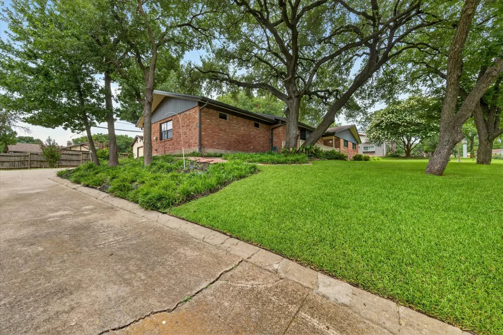 9700 Brookwood Circle Woodway, TX 76712