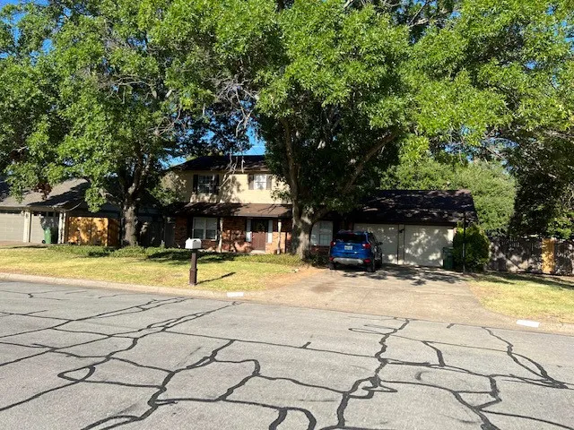 1912 Winewood Lane Arlington, TX 76013