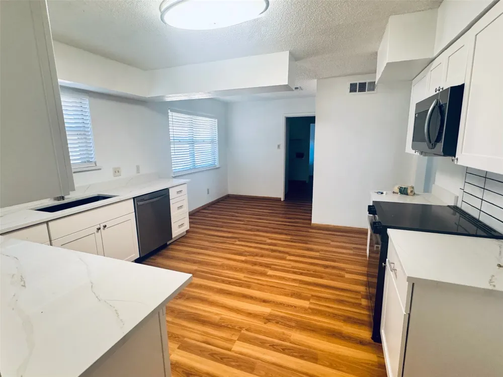 1912 Winewood Lane Arlington, TX 76013