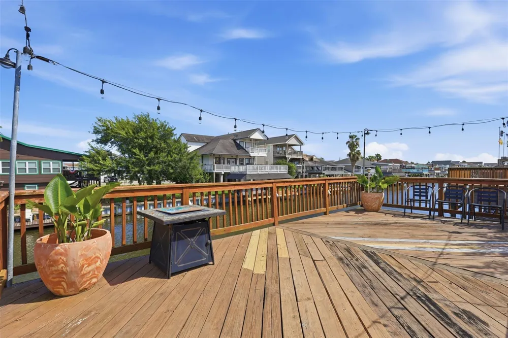 375 Ling Bayou Vista, TX 77563