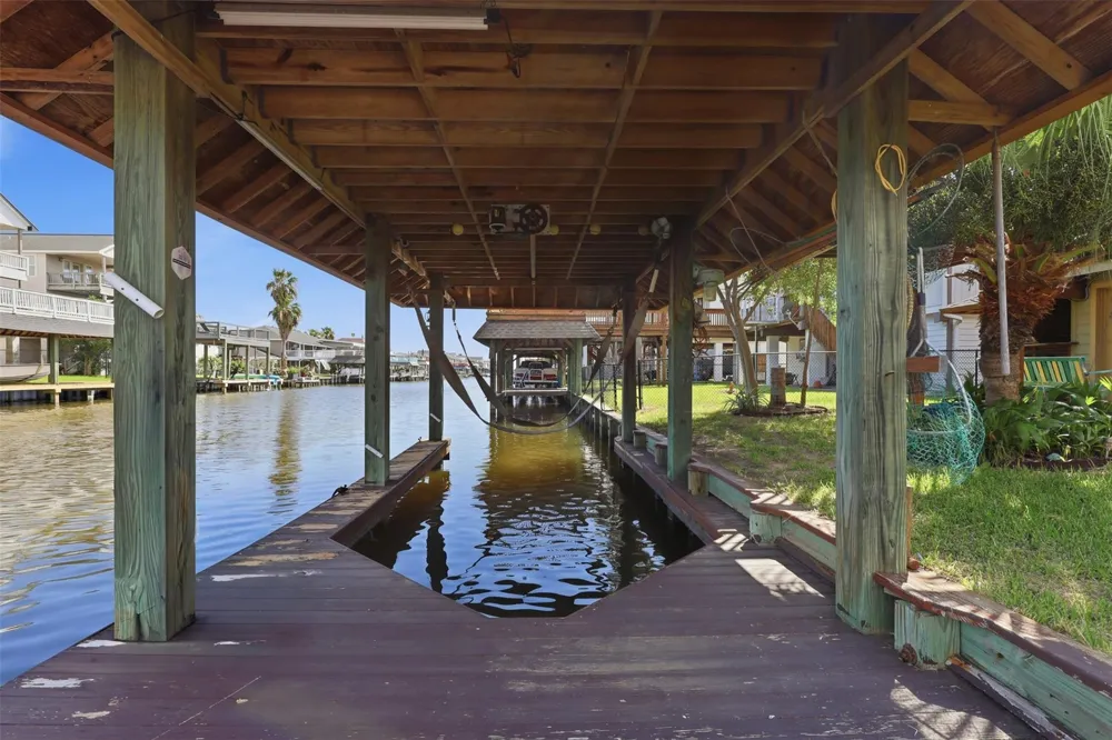 375 Ling Bayou Vista, TX 77563