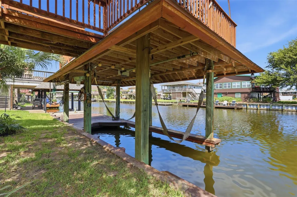 375 Ling Bayou Vista, TX 77563