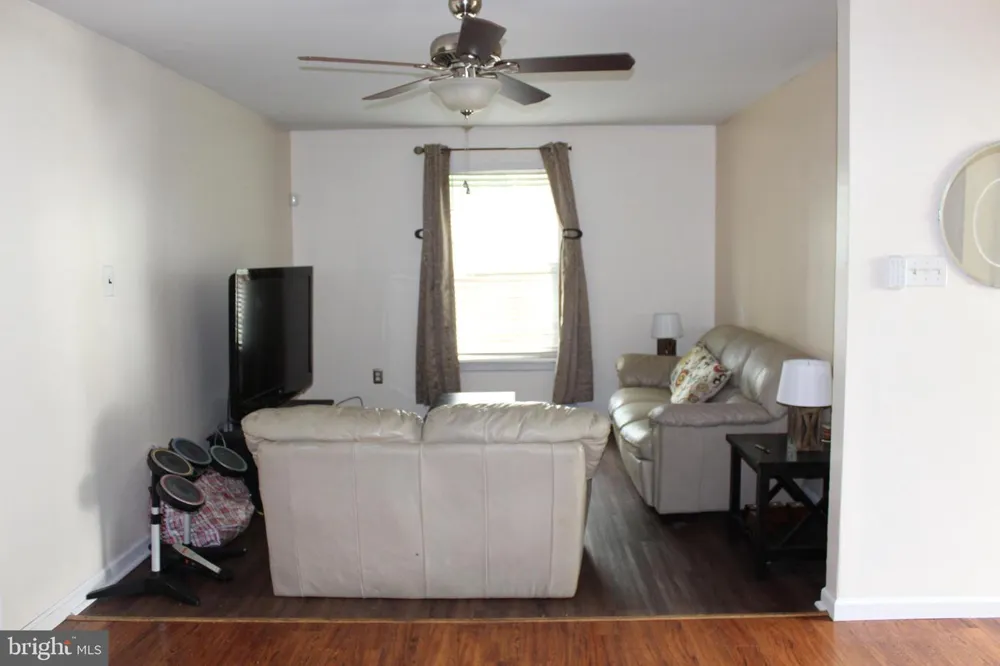 44 EDINSHIRE ROAD Sicklerville, NJ 08081
