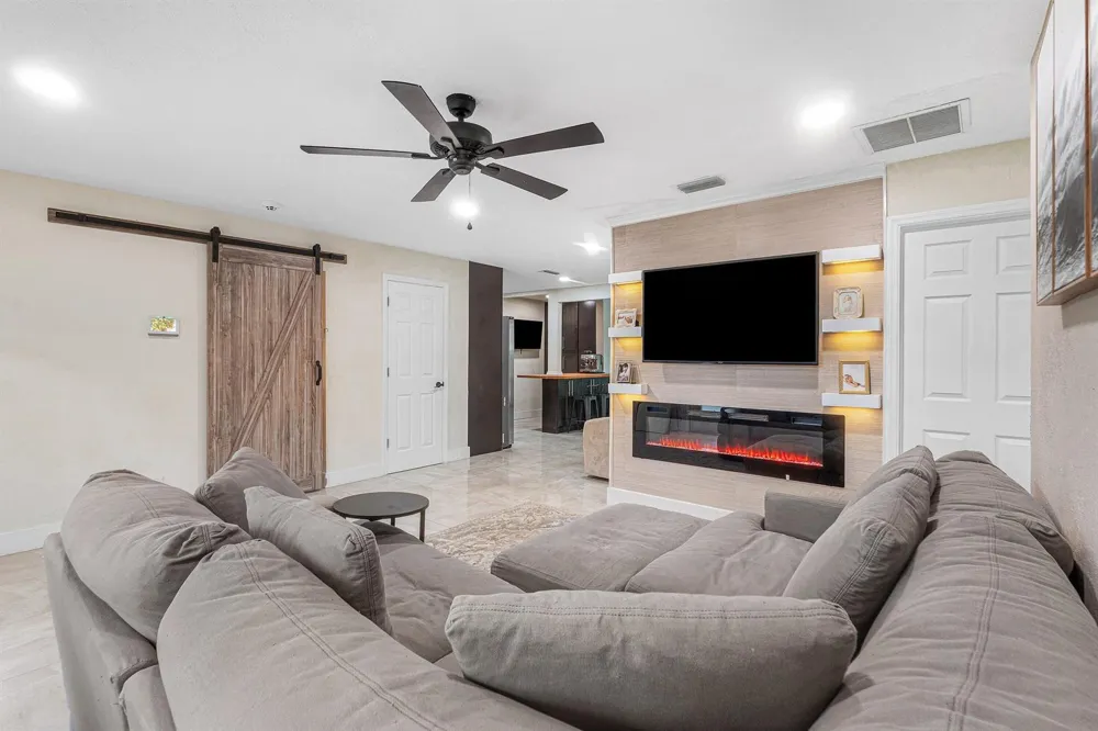 711 Laurel Drive Lake Park, FL 33403
